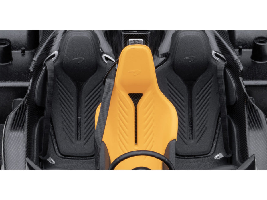 McLaren Speedtail Supernova Silver Metallic with Black Top and Suitcase Accessories 1/18 Model Car by Autoart