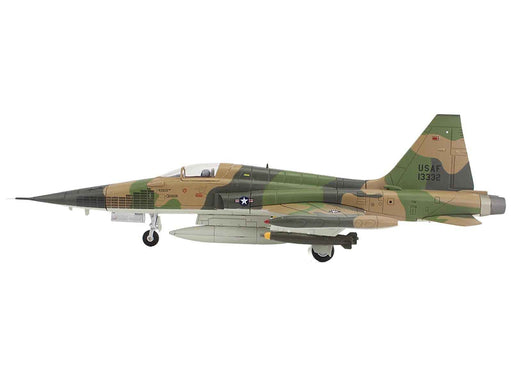 Northrop F-5C Skoshi Tiger Aircraft "64-13332 10th FCS Bien Hoa AFB" (1965) United States Air Force "Air Power Series" 1/72 Diecast Model by Hobby Master