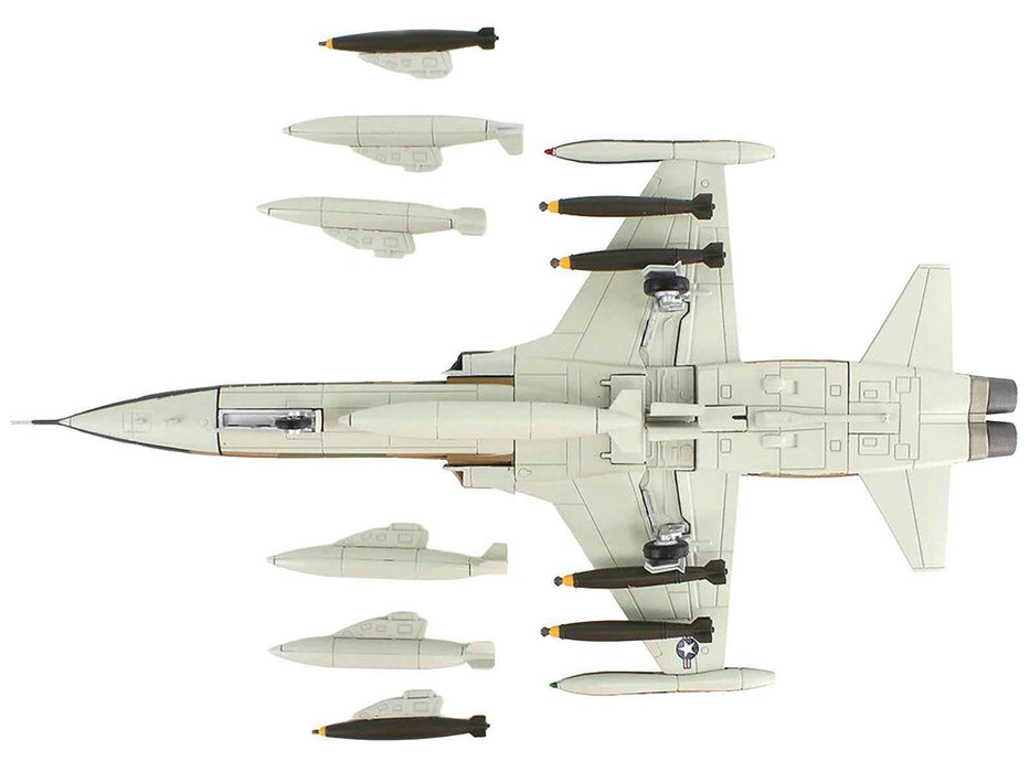 Northrop F-5C Skoshi Tiger Aircraft "64-13332 10th FCS Bien Hoa AFB" (1965) United States Air Force "Air Power Series" 1/72 Diecast Model by Hobby Master