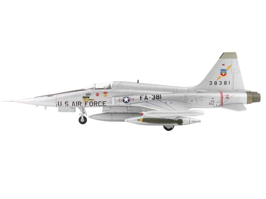 Northrop F-5A Freedom Fighter Aircraft "38381" (1960s) United States Air Force "Air Power Series" 1/72 Diecast Model by Hobby Master